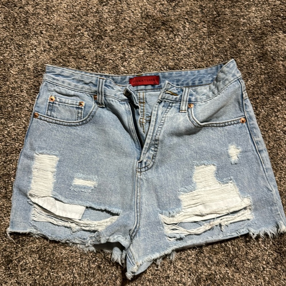 Signature8 Women’s distressed cut off shorts. Size Medium